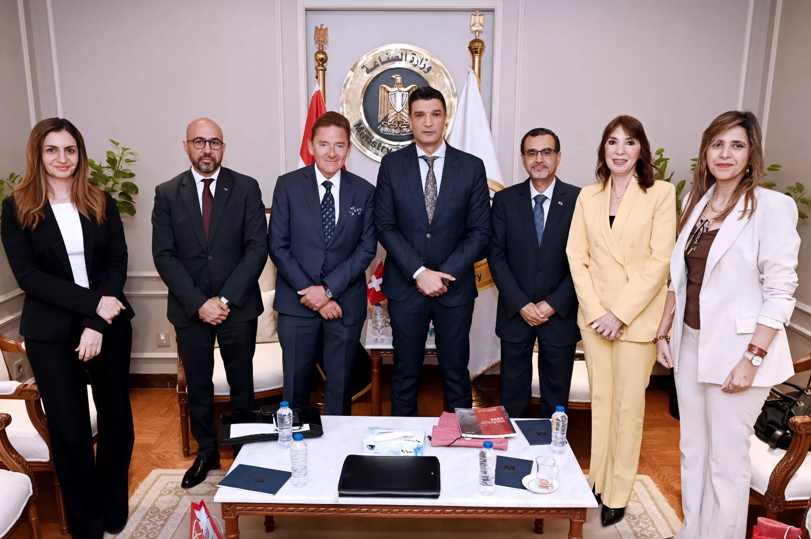 وزير الصناعة يجتمع مع سفير سويسرا