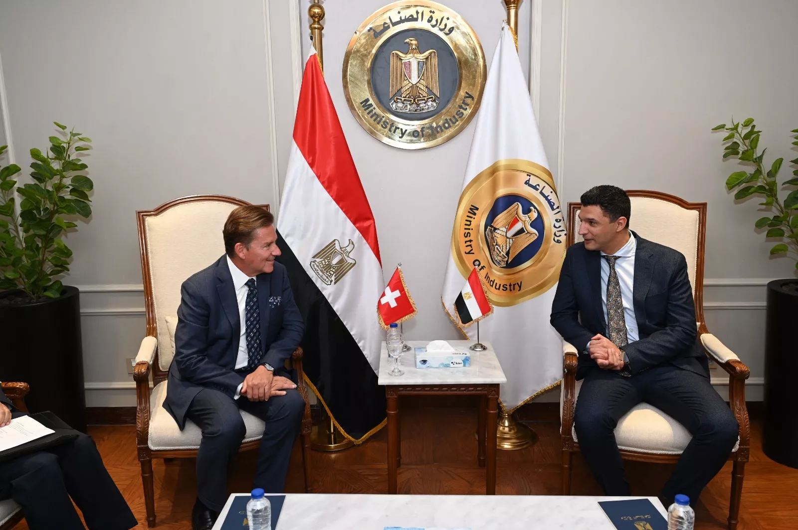 وزير الصناعة يجتمع مع سفير سويسرا