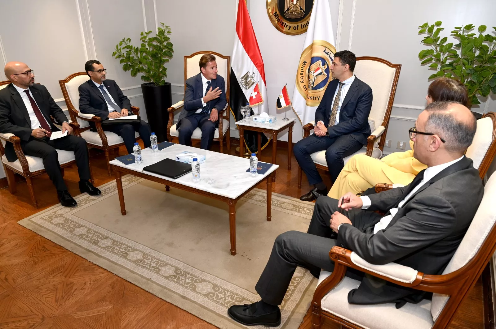وزير الصناعة يجتمع مع سفير سويسرا