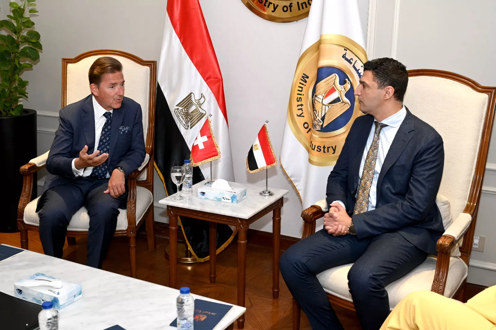 وزير الصناعة يجتمع مع سفير سويسرا
