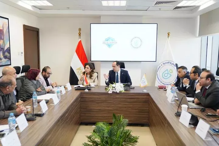 اجتماع بين مديرين الرعاية الصحية والتأمين الصحي