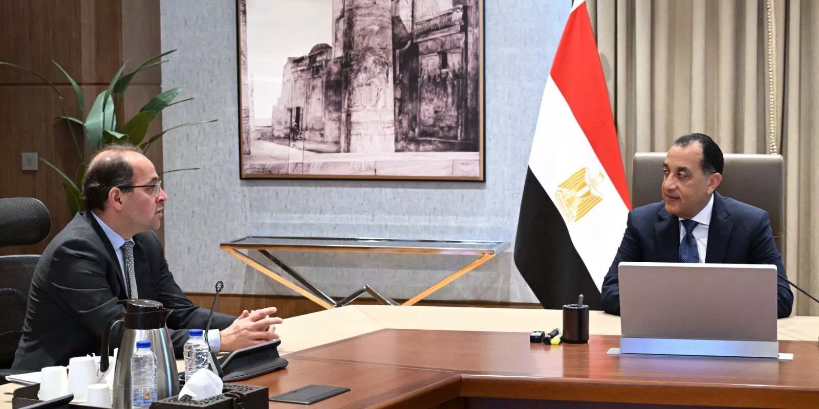رئيس الوزراء يجتمع مع وزير المالية
