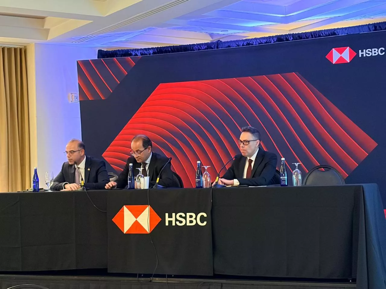 حوار وزير الاستثمار مع قيادات HSBC وبنك التسوية الدولي