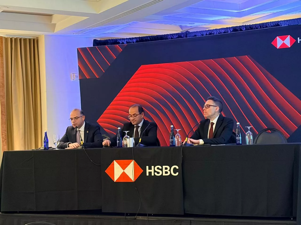 حوار وزير الاستثمار مع قيادات HSBC وبنك التسوية الدولي