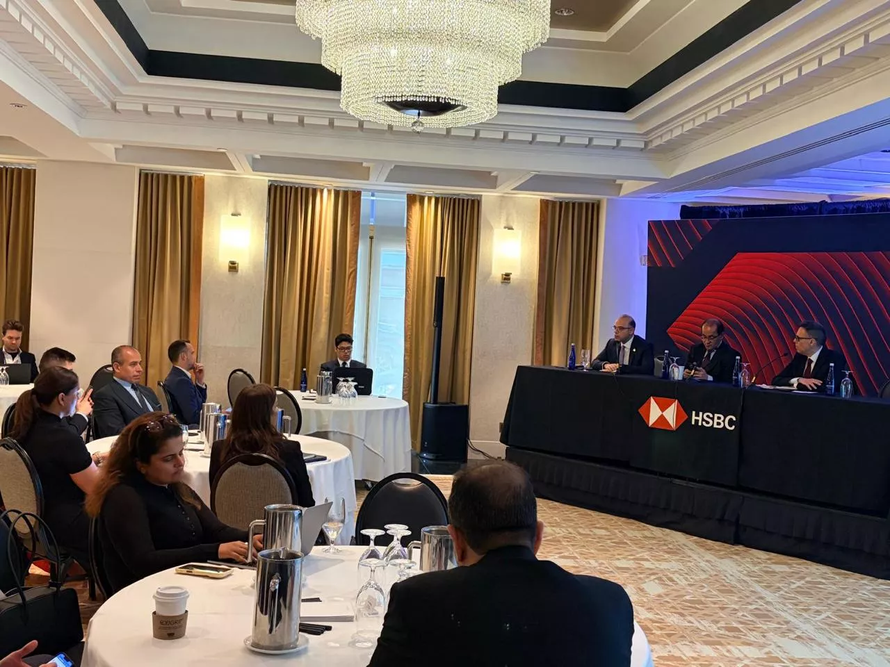 حوار وزير الاستثمار مع قيادات HSBC وبنك التسوية الدولي