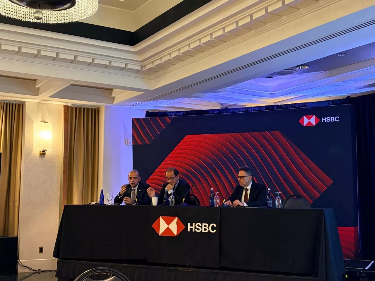 حوار وزير الاستثمار مع قيادات HSBC وبنك التسوية الدولي