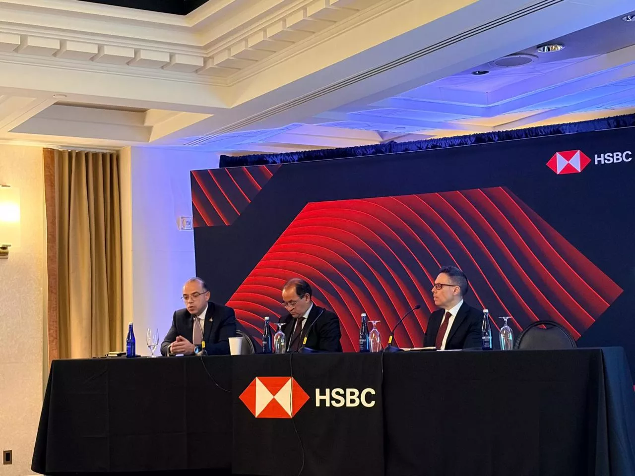 حوار وزير الاستثمار مع قيادات HSBC وبنك التسوية الدولي