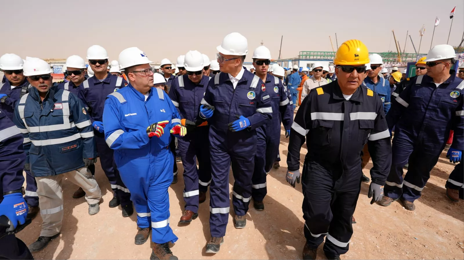 وزير البترول من حقول مليحة بالصحراء الغربية