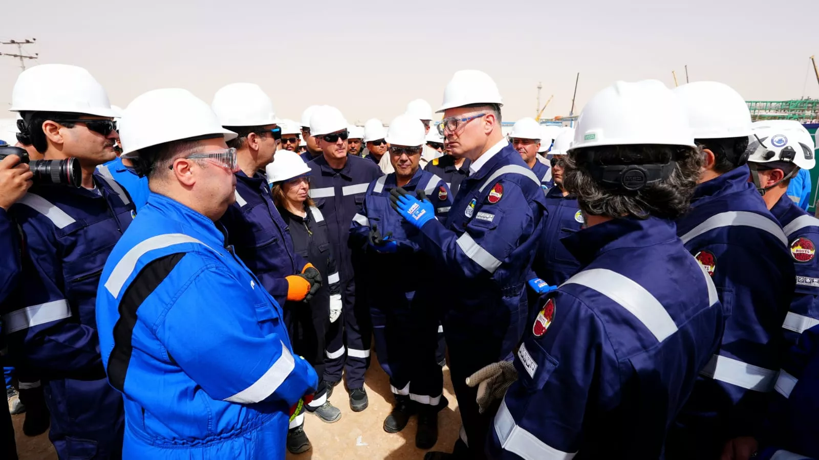 وزير البترول من حقول مليحة بالصحراء الغربية