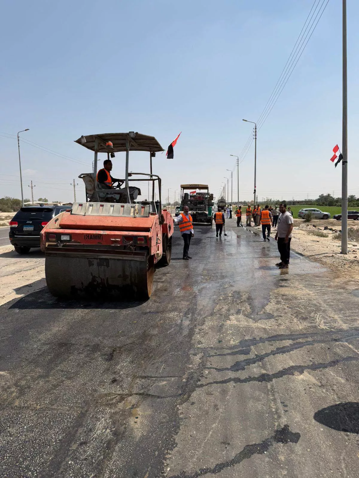 رئيس الوزراء يتفقد أعمال تطوير أحد الطرق خارج مسار الزيارة
