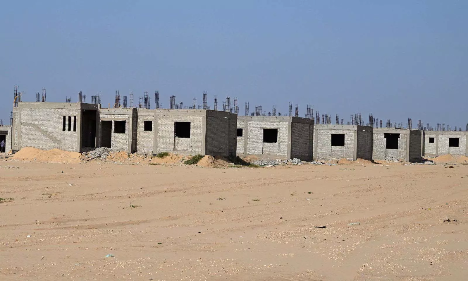 مدبولي يتابع إنشاء 17 تجمع تنموي حضري برفح والشيخ زويد