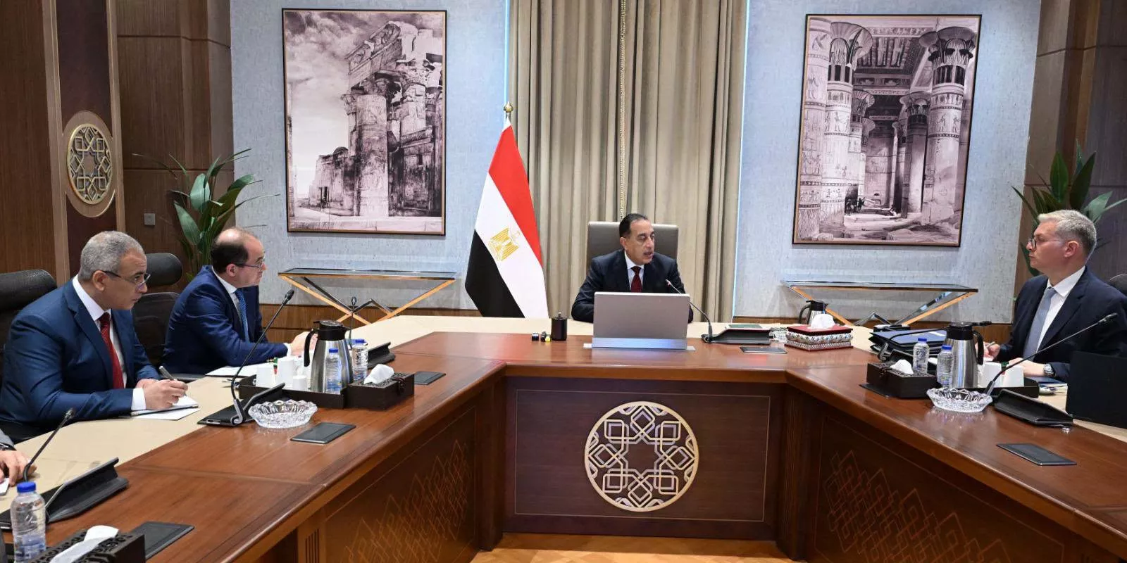 رئيس الوزراء في اجتماع مع وزيري المالية والبترول 