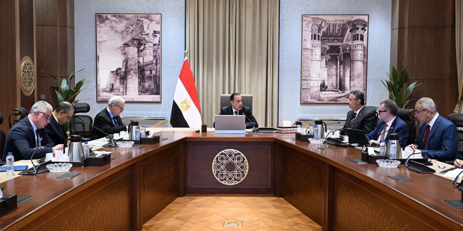 رئيس الوزراء يتابع مشروع مركز عالمي للحبوب والزيوت
