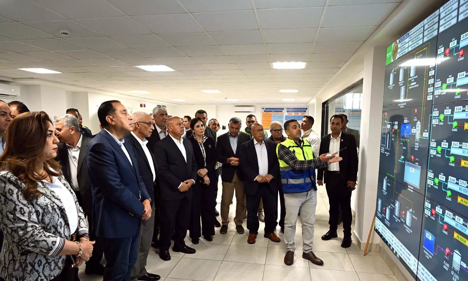 رئيس الوزراء يتفقد محطة تحلية مياه البحر بمدينة العريش