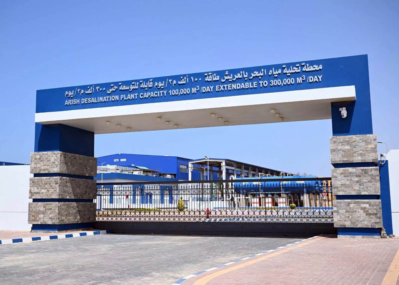 رئيس الوزراء يتفقد محطة تحلية مياه البحر بمدينة العريش