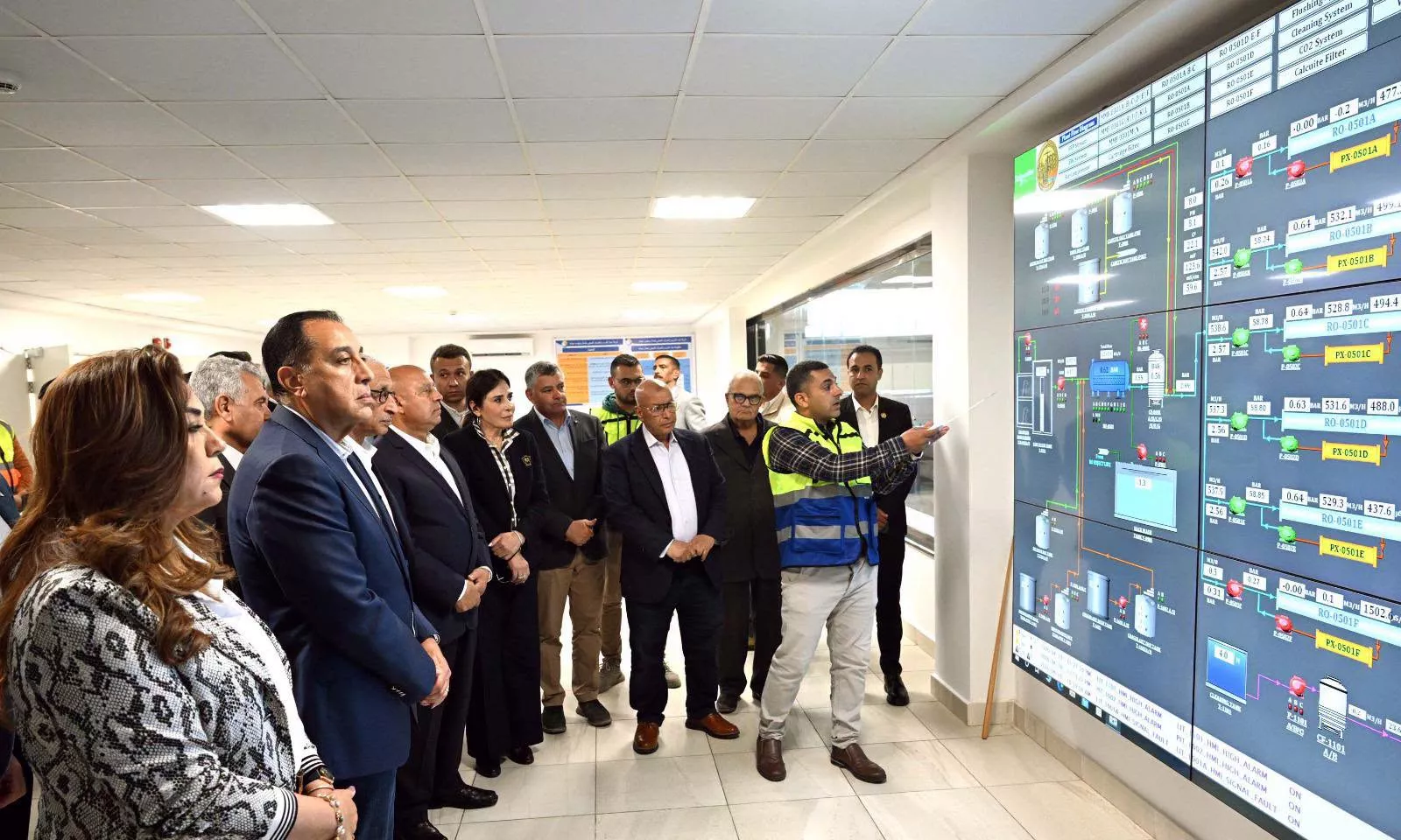 رئيس الوزراء يتفقد محطة تحلية مياه البحر بمدينة العريش