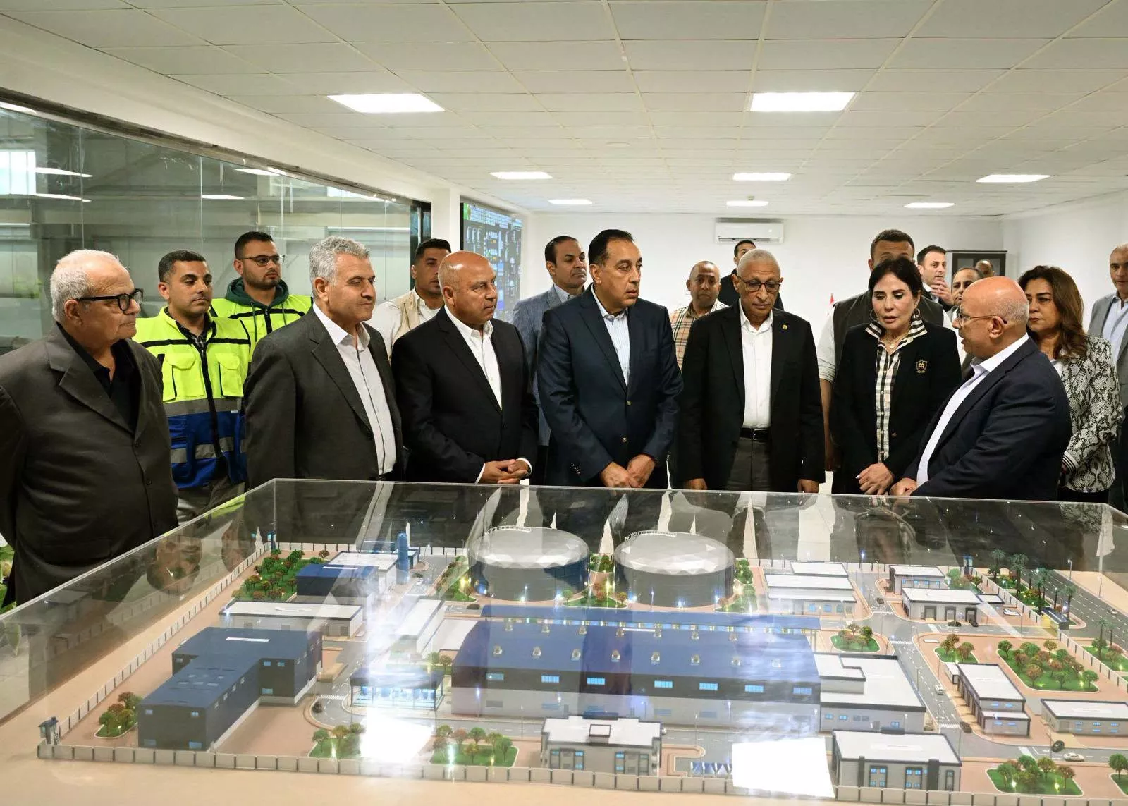 رئيس الوزراء يتفقد محطة تحلية مياه البحر بمدينة العريش