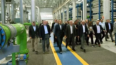 رئيس الوزراء يتفقد محطة تحلية مياه البحر بمدينة العريش