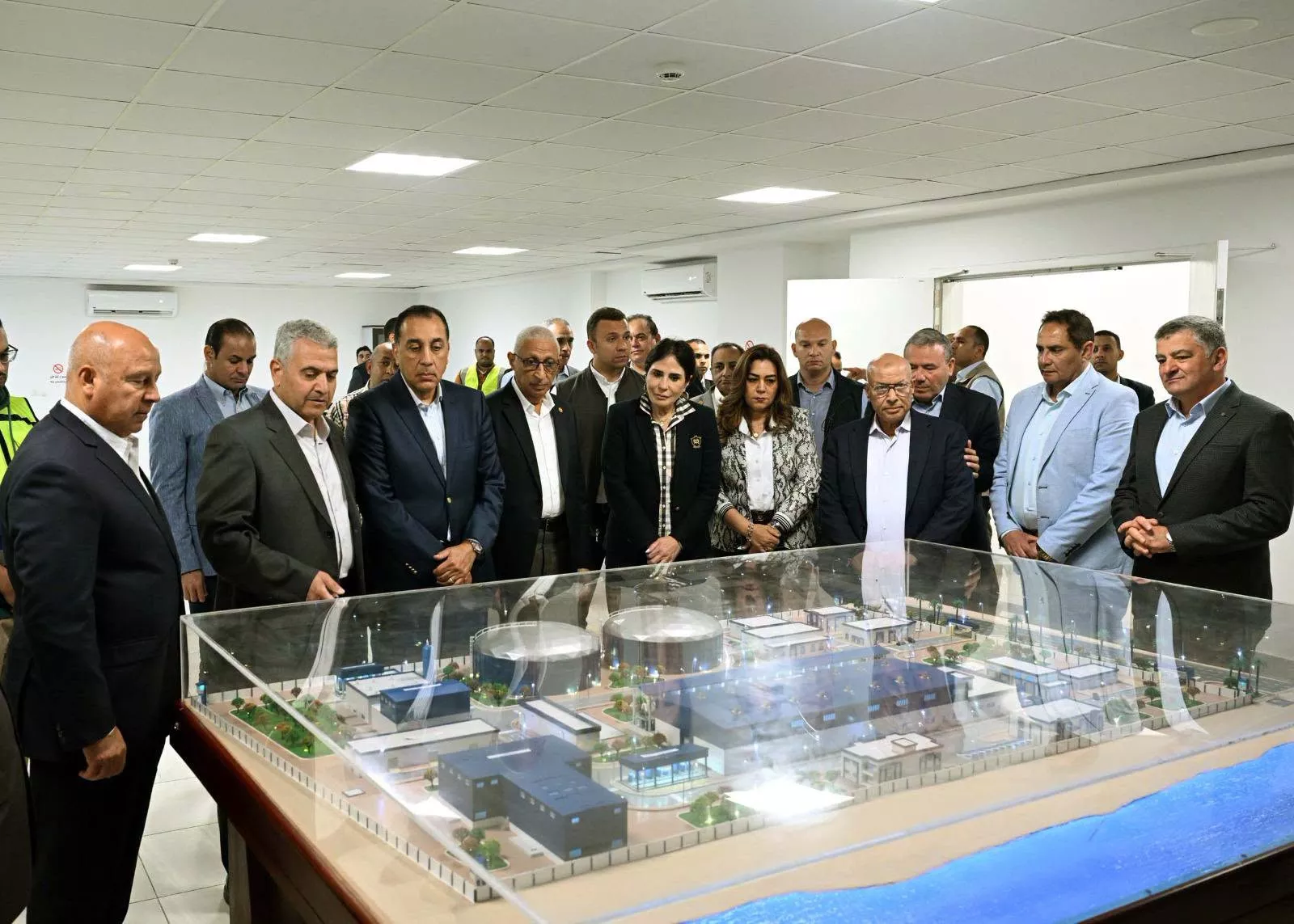 رئيس الوزراء يتفقد محطة تحلية مياه البحر بمدينة العريش