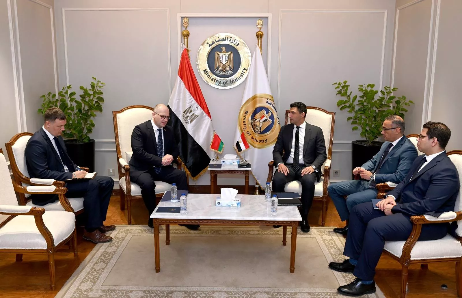 وزير الصناعة يجتمع مع سفير بيلاروسيا