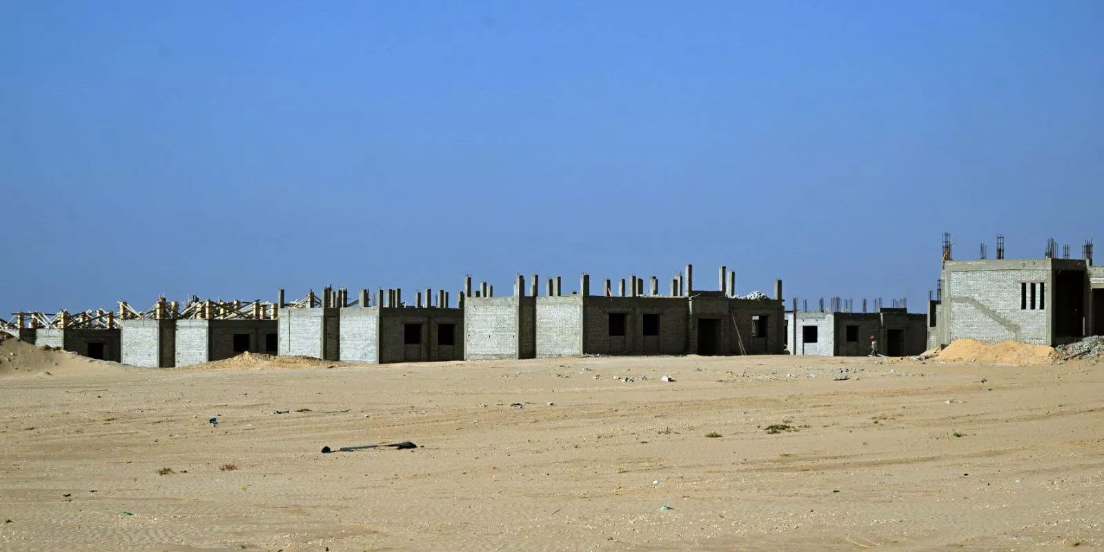 مدبولي يتابع إنشاء 17 تجمع تنموي حضري برفح والشيخ زويد