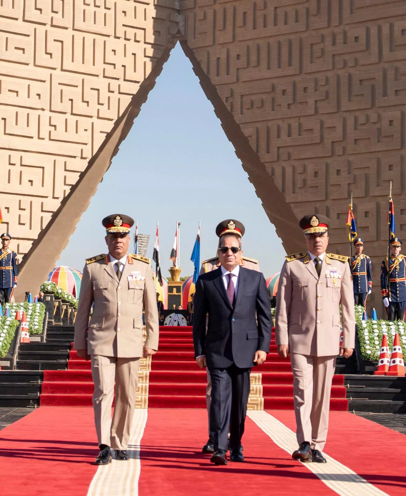 الرئيس السيسي يضع إكليل من الزهور على النصب التذكاري وقبر السادات