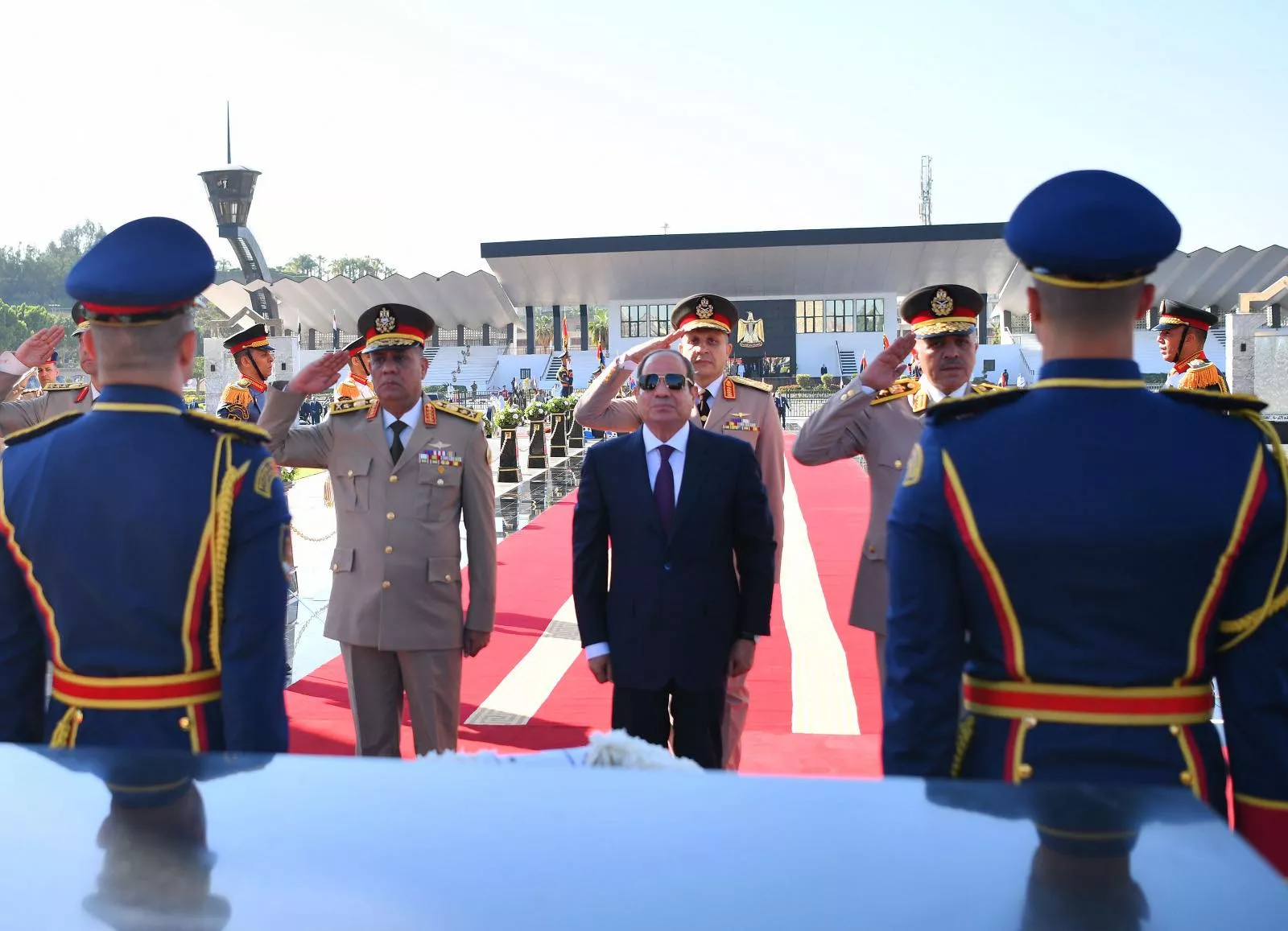 الرئيس السيسي يضع إكليل من الزهور على النصب التذكاري وقبر السادات