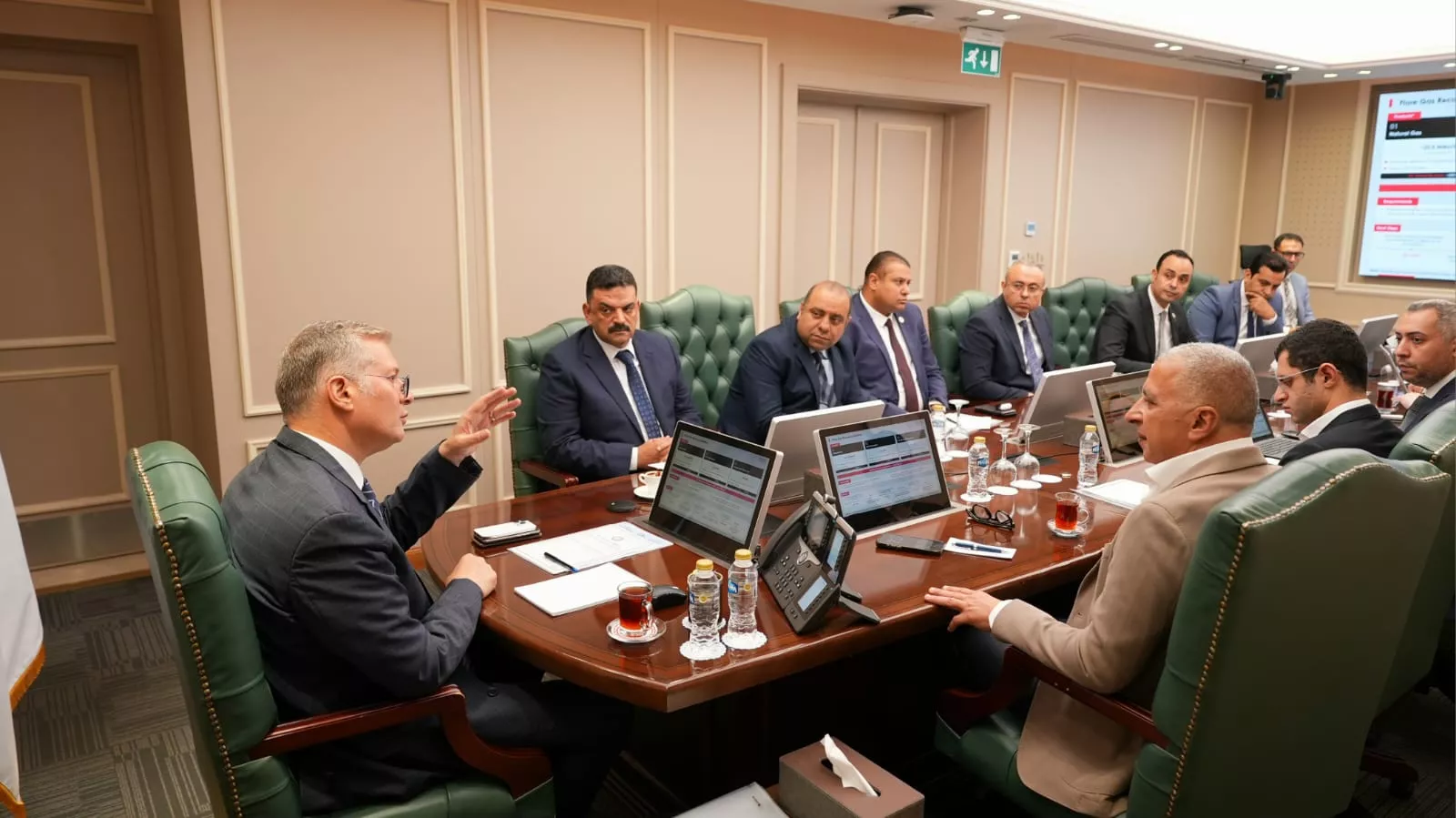 وزير البترول مع رئيس شركة السويدي إلكتريك
