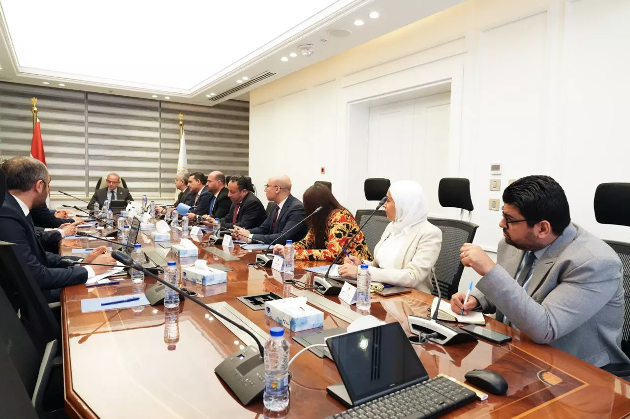 وزير الاستثمار مع قيادات مجموعة AJE Group