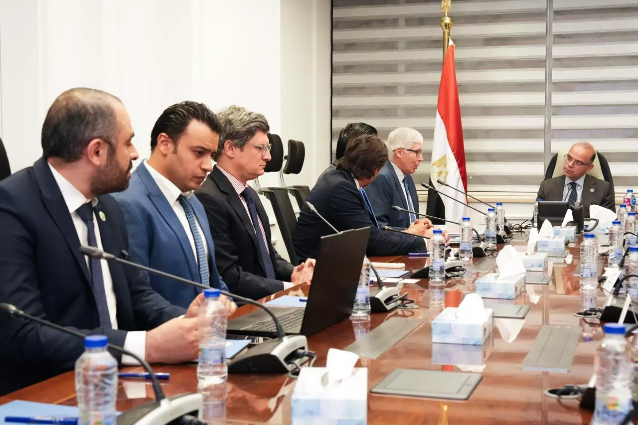 وزير الاستثمار مع قيادات مجموعة AJE Group