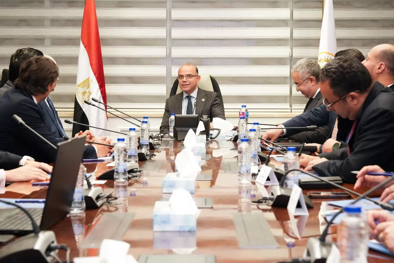 وزير الاستثمار مع قيادات مجموعة AJE Group