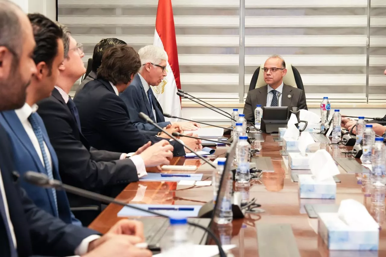 وزير الاستثمار مع قيادات مجموعة AJE Group