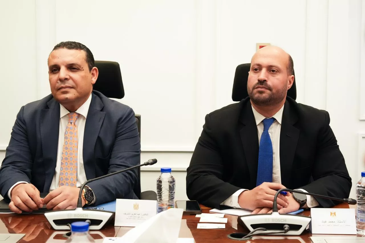 وزير الاستثمار مع قيادات مجموعة AJE Group