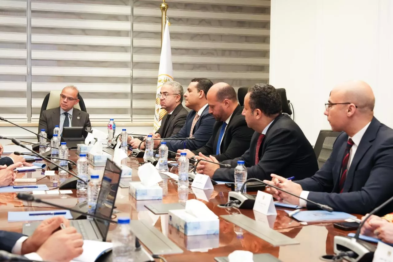 وزير الاستثمار مع قيادات مجموعة AJE Group