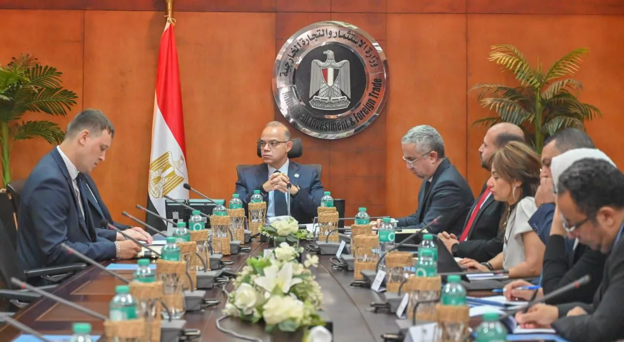 وزير الاستثمار يبحث مع سفير بيلاروسيا تعميق التصنيع المحلي