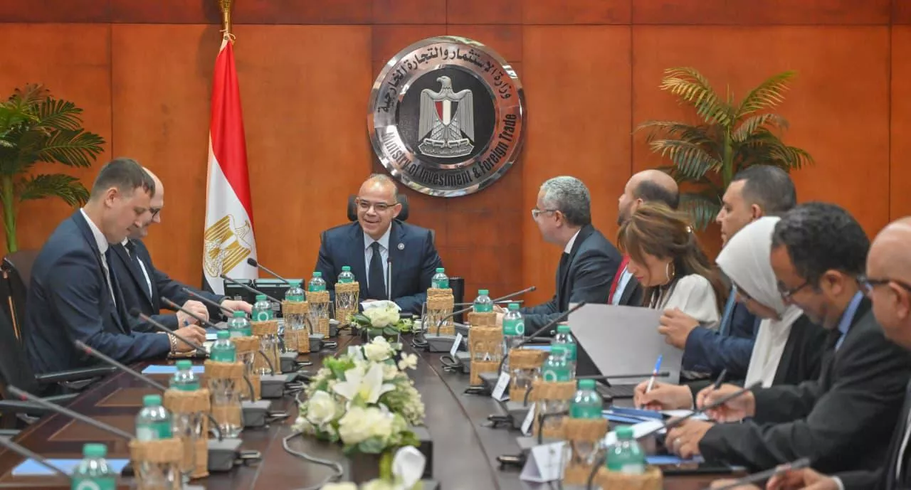 وزير الاستثمار يبحث مع سفير بيلاروسيا تعميق التصنيع المحلي