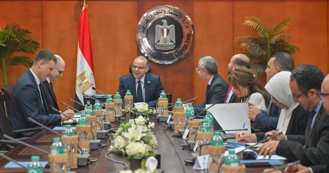 وزير الاستثمار يبحث مع سفير بيلاروسيا تعميق التصنيع المحلي