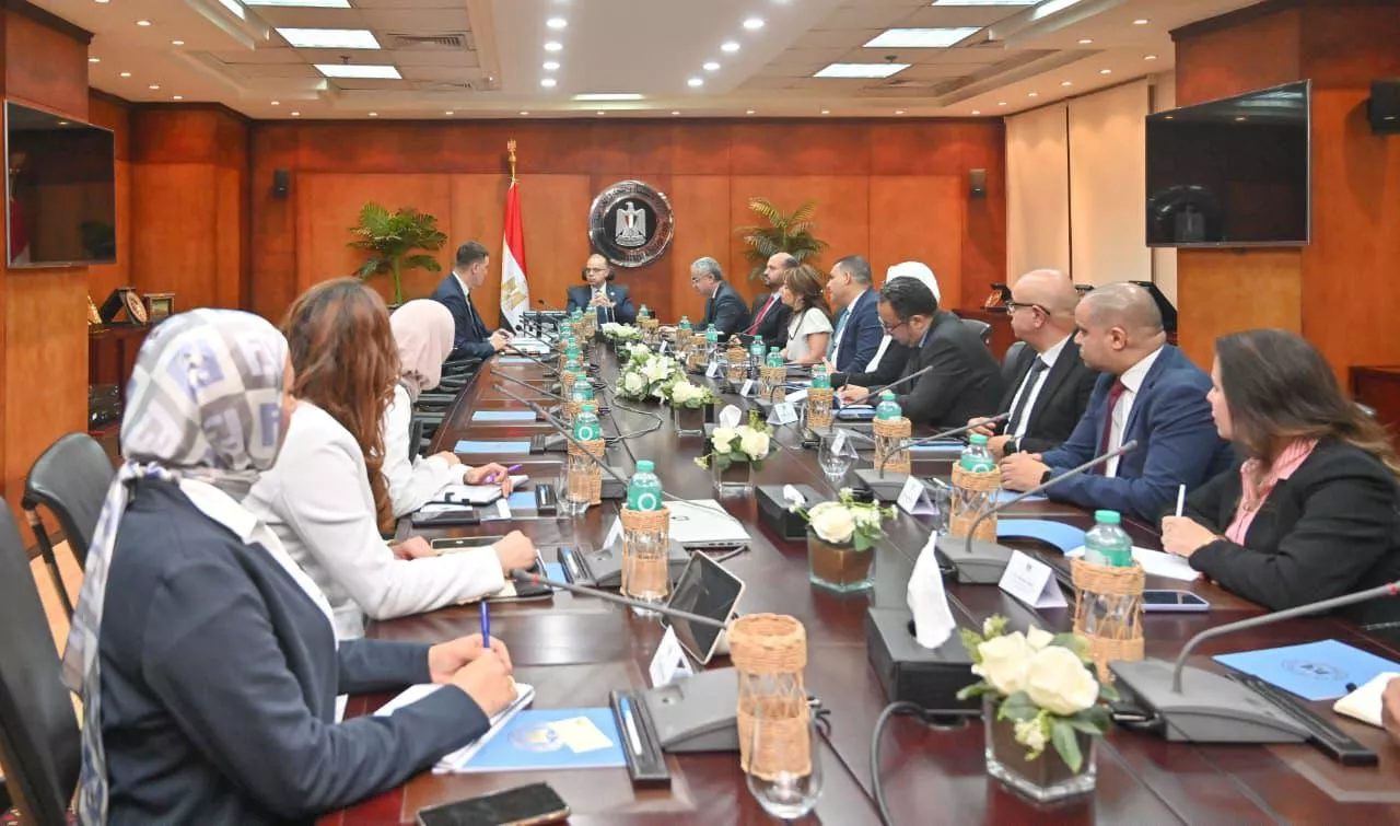 وزير الاستثمار يبحث مع سفير بيلاروسيا تعميق التصنيع المحلي