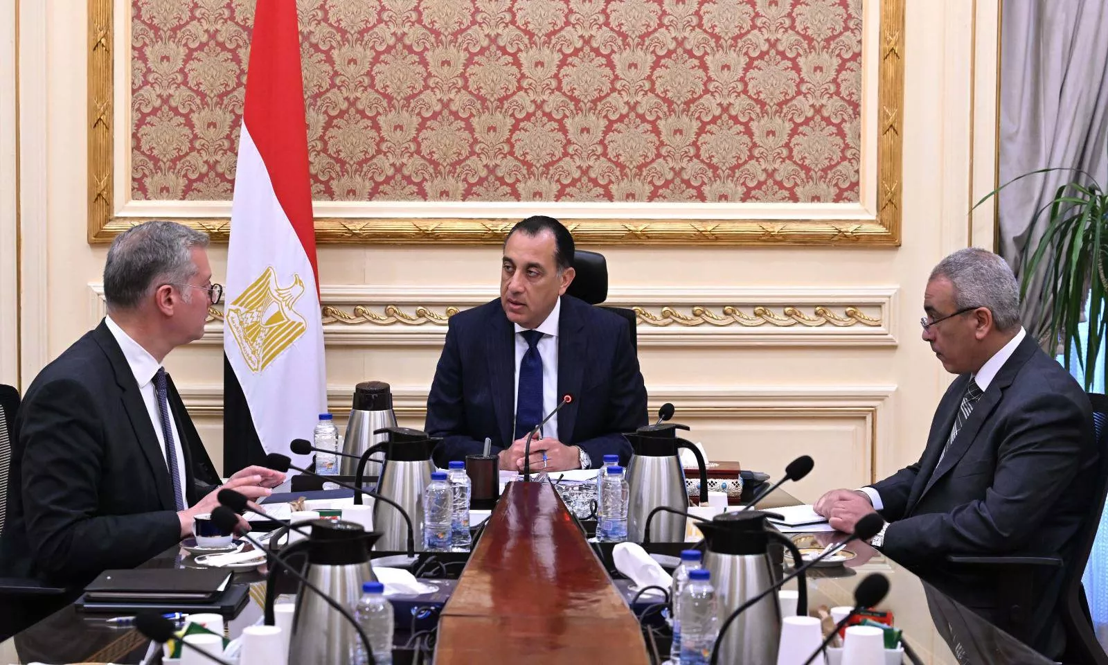 رئيس الوزراء يلتقي وزير البترول لمتابعة عددٍ من ملفات العمل