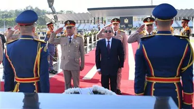 الرئيس السيسي يضع إكليل من الزهور على النصب التذكاري وقبر السادات