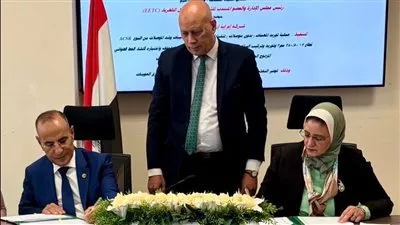 «الكهرباء» توقّع عقدًا لتوفير التغذية الكهربائية لـ 40 ألف فدان بشرق العوينات