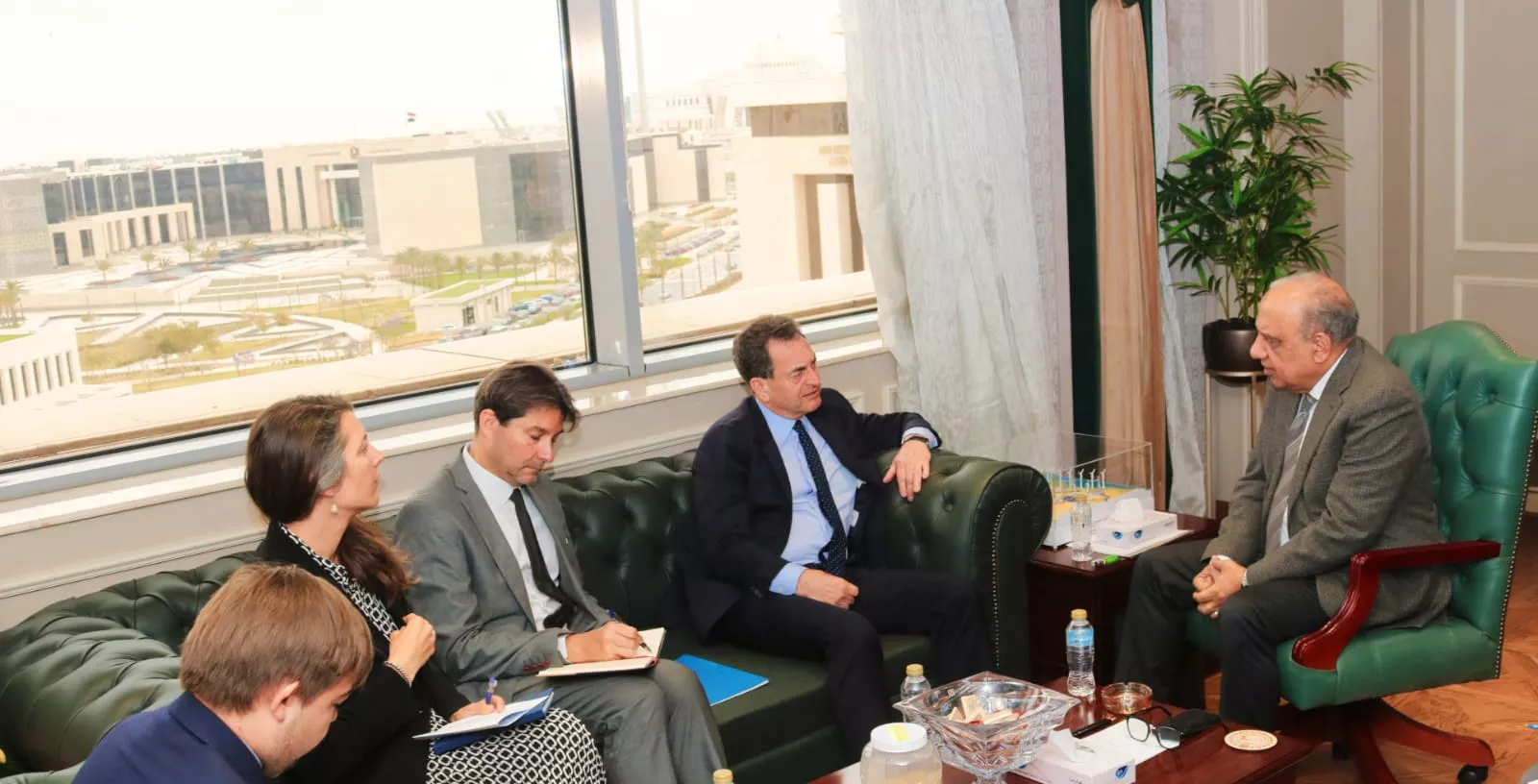 وزير الكهرباء يجتمع مع سفير فرنسا بالقاهرة