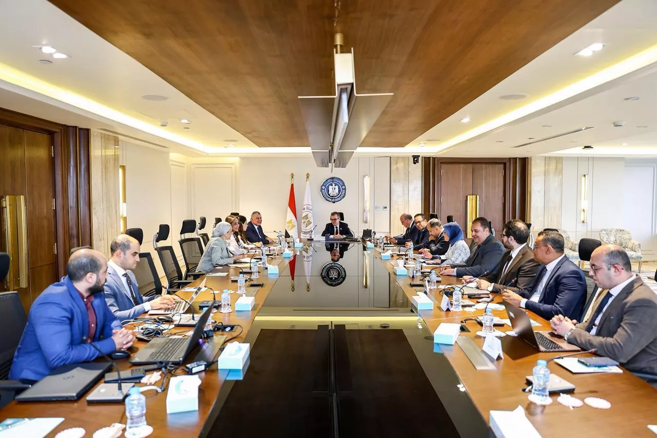 وزير التخطيط يجتمع مع رئيس شركة أيادي للاستثمار والتنمية