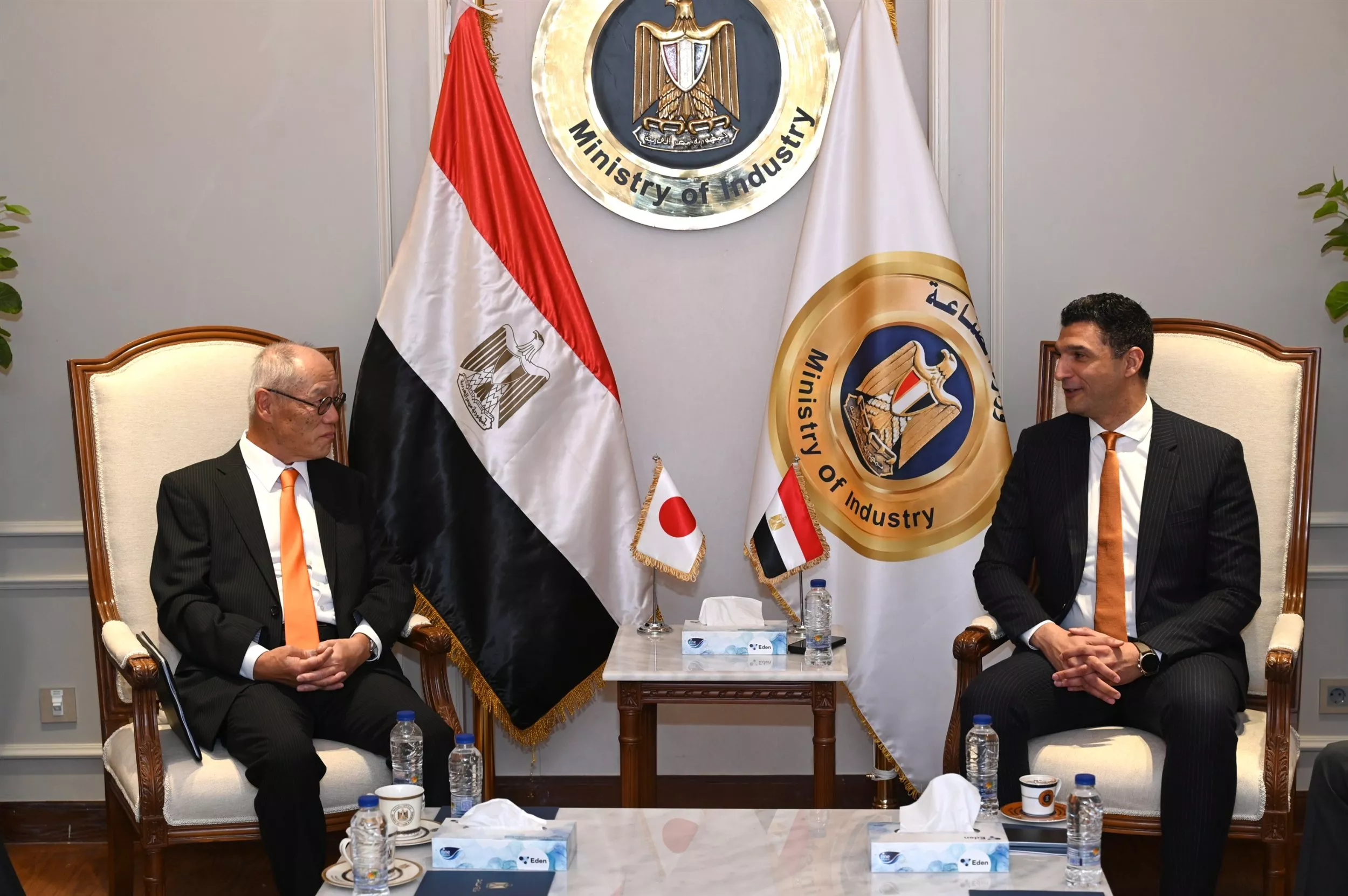 وزير الصناعة يجتمع مع سفير اليابان