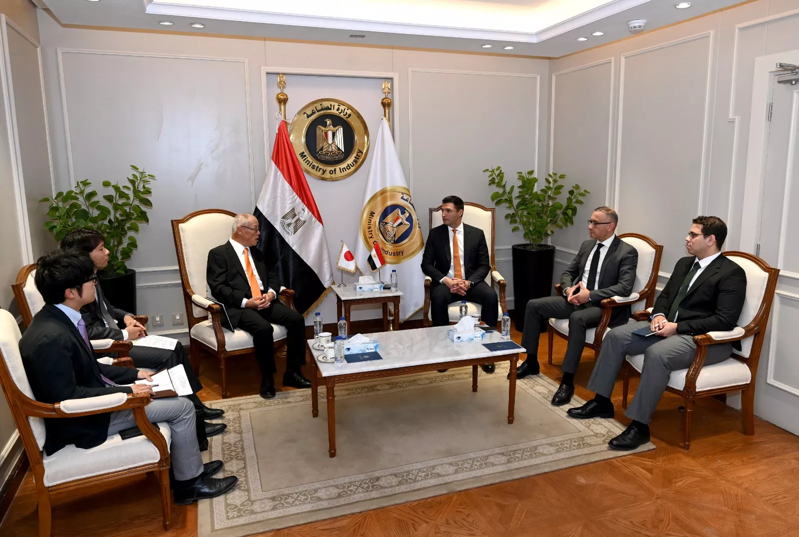 وزير الصناعة يجتمع مع سفير اليابان