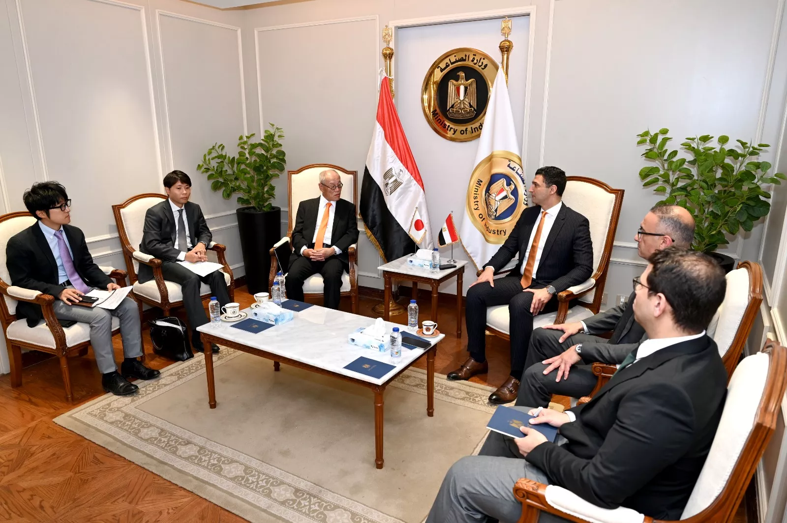 وزير الصناعة يجتمع مع سفير اليابان