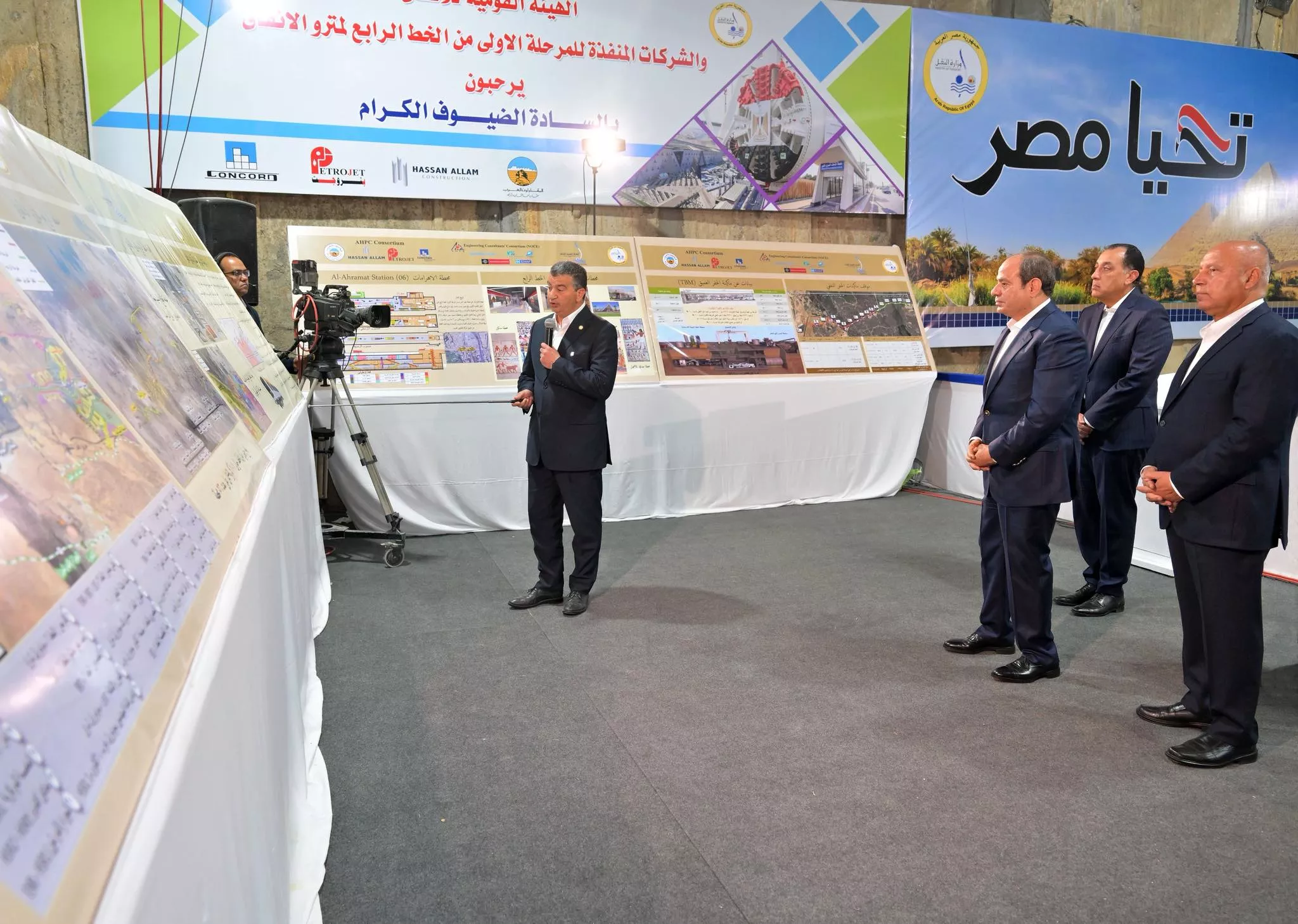 السيسي يتفقد أعمال مشروع محطة مترو الأهرامات