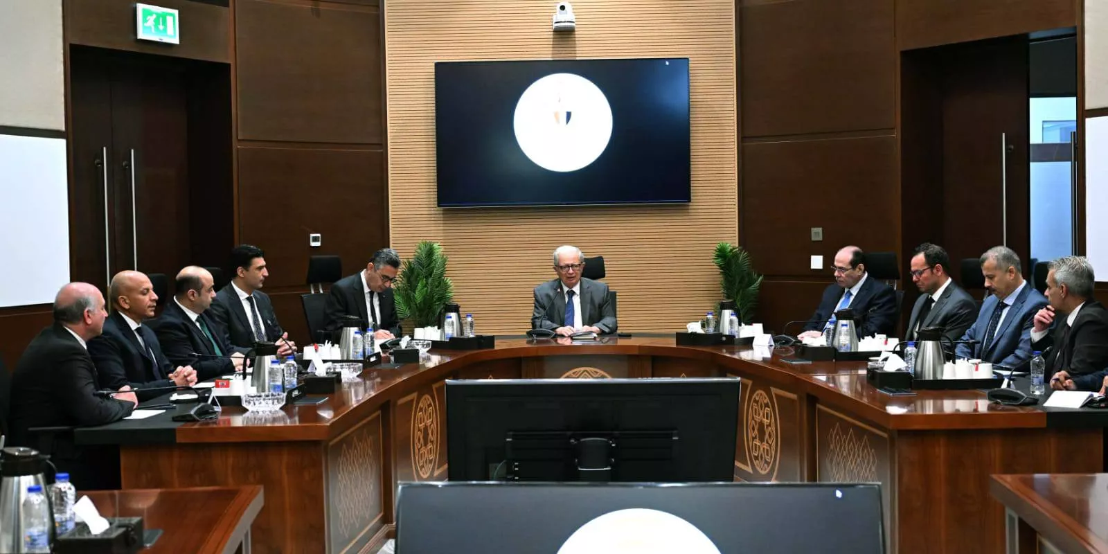نائب رئيس الوزراء يتابع جهود توفير السلع ومستلزمات الإنتاج