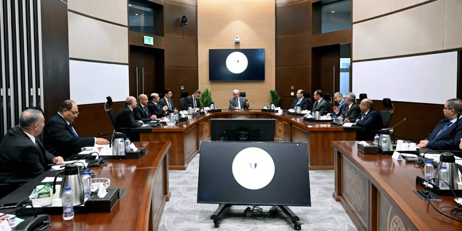 نائب رئيس الوزراء يتابع جهود توفير السلع ومستلزمات الإنتاج