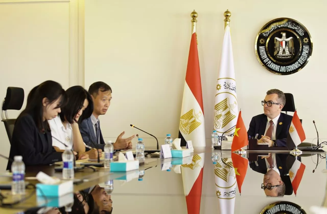 وزير التخطيط يجتمع مع سفير فيتنام